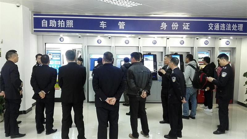 中山市領導一行視察華視電子多功能警務一體機 中山市領導一行視察華視電子多功能警務一體機